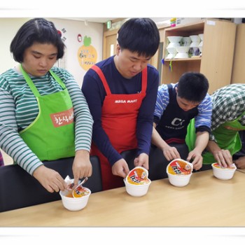 주간보호센터 10월 사회적응지원 요리활동-컵라면, 계란후라이 (10.14) 이미지