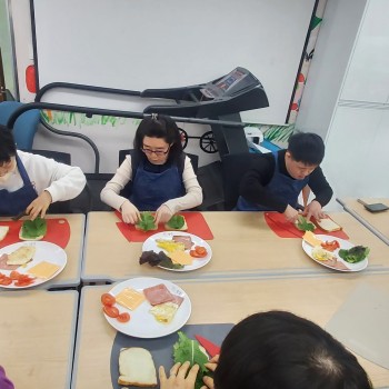 여가활동지원 요리활동(당근라페 샌드위치 만들기) 이미지